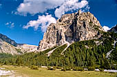 Trekking nel Parco Naturale Puez-Odle. La lunga discesa dal Rifugio Puez a Selva in Valgardena lungo la Vallelunga. 